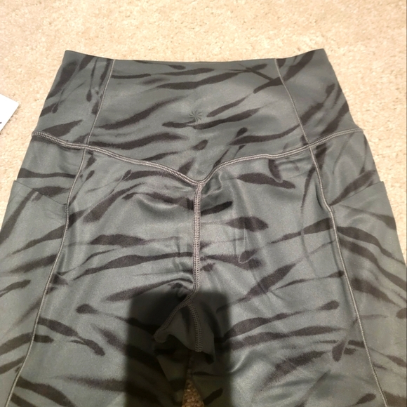 Athleta Salutation Stash Pocket II Legging 7/8 Length Size Small - Picture 2 of 4